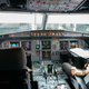Cabina en un Airbus A320. Wikimedia Commons